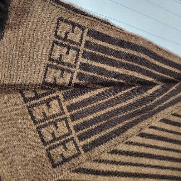 Fendi 💯 Authentic / wool 15 by 70 inches made in Italy - Picture 3 of 11